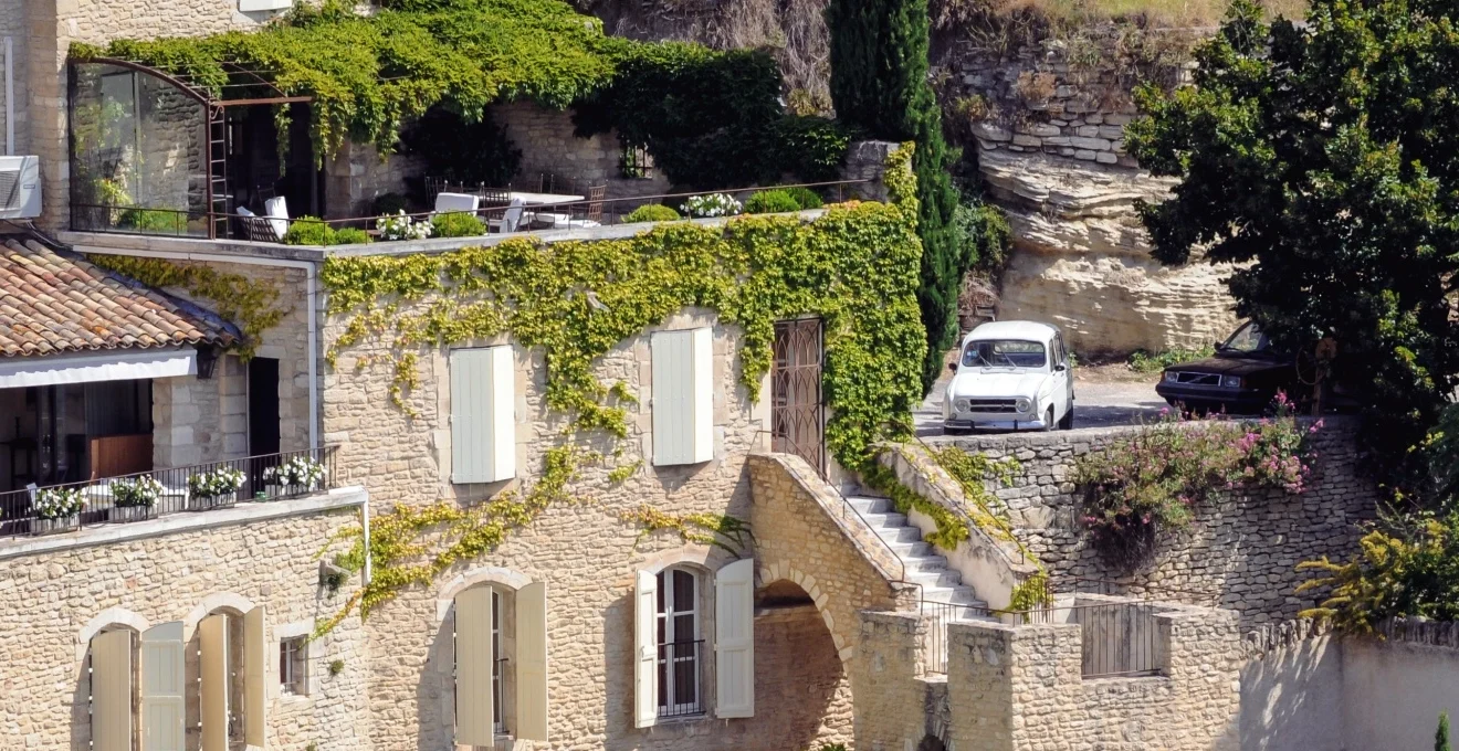 sejour-hors-saison-les-avantages-meconnus-des-villas-provencales-avec-piscine-au-printemps