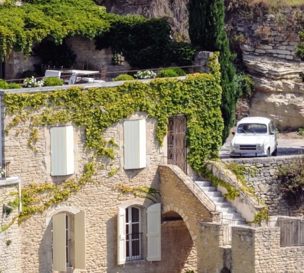 sejour-hors-saison-les-avantages-meconnus-des-villas-provencales-avec-piscine-au-printemps