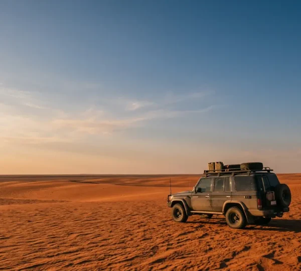 Véhicule 4x4 équipé dans le désert namibien sous un ciel bleu éclatant