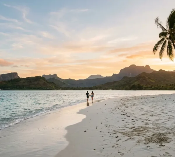 Couple marchant sur une plage tropicale déserte au coucher du soleil avec palmiers