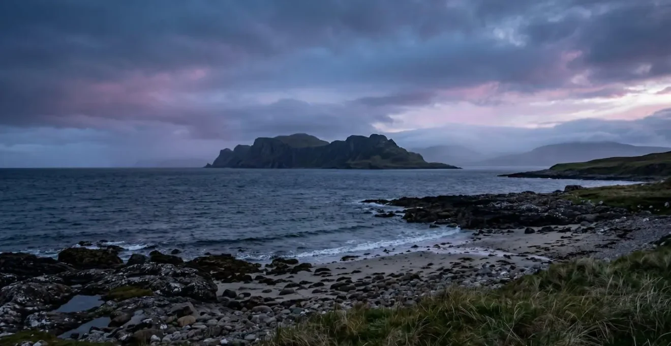 Paysage minimaliste d'une île préservée suggérant l'isolement et la protection naturelle