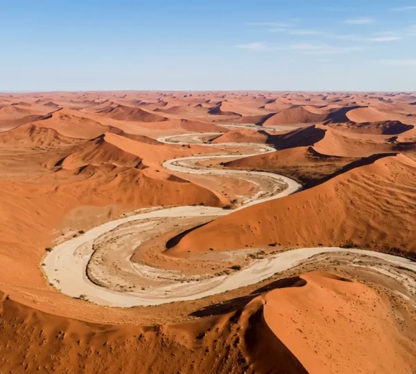 Paysage namibien emblématique représentant l'essence de l'aventure et des choix stratégiques de voyage