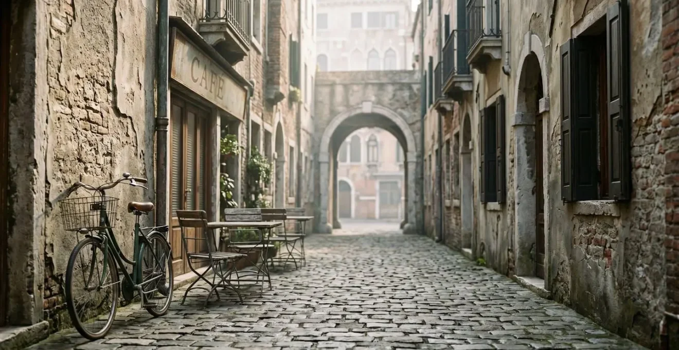 Ruelle pavée d'une ville européenne historique dans la lumière matinale avant l'arrivée des touristes